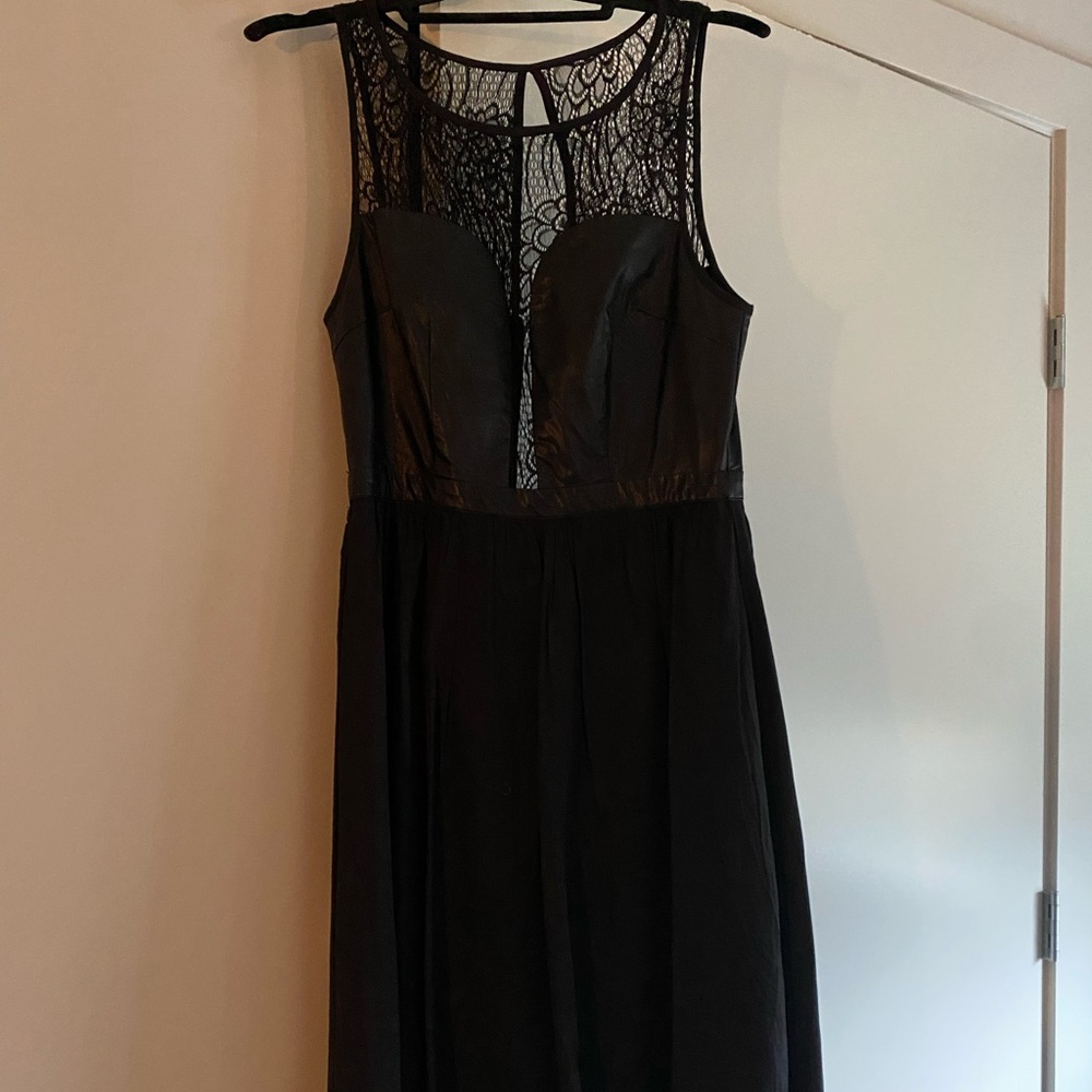 MIDI dress with lace cutouts